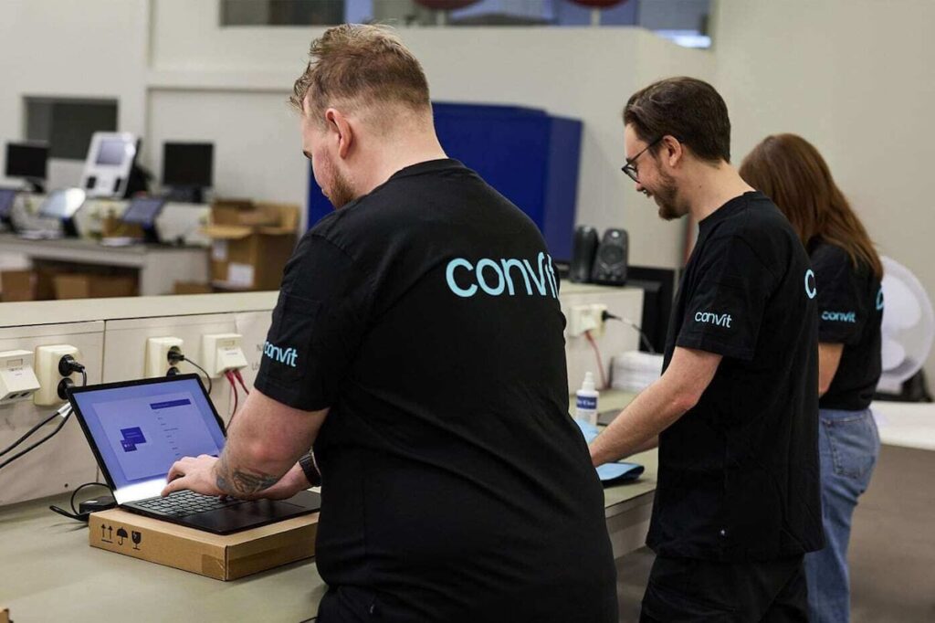 Personal hos Convit konfigurerar datorer innan leverans.