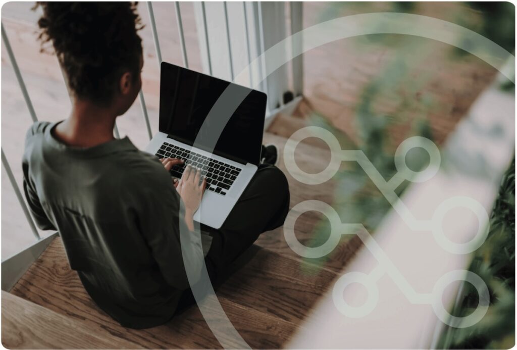 BIld från ovan i en trappa där en kvinna sitter på ett trappsteg med en laptop i knät. Över bilden finns en illustration föreställande cirklar som är ihopkopplade med lilnjer.