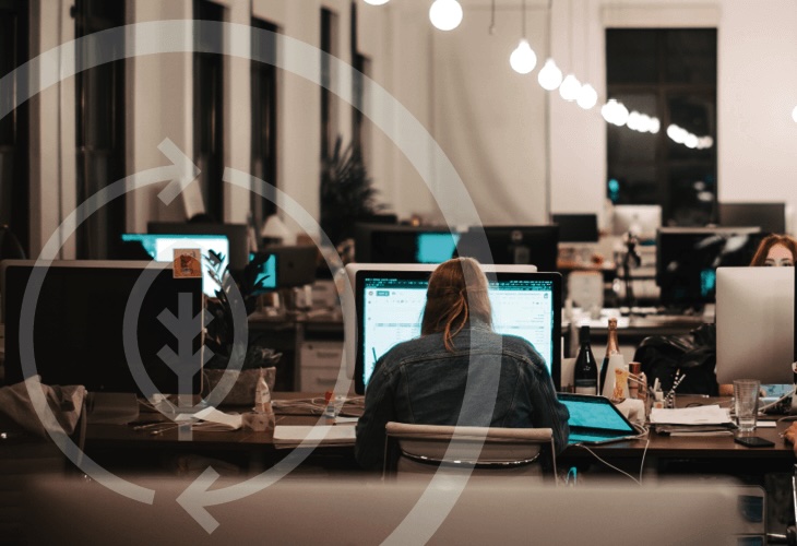 Foto lver ett kontroslandskap med flera skärmar och några personer osm sitter och jobbar. Över bilden finns en illsuatrtion av ett löv med pilar runt.