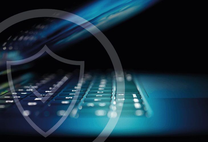 Bärbardator som håller på att stängas. Datorn ger ett blått sken över tangentbordet. Över bilden finns en cirkel och i den cirkeln en sköld med ett bock tecken som illustrerar säkerhet.